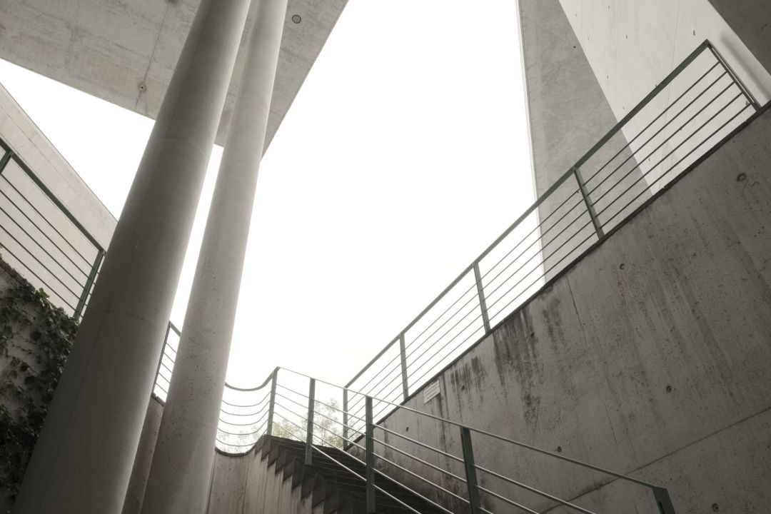 Untersicht einer Betontreppe mit sichtbarer Unterzugkante