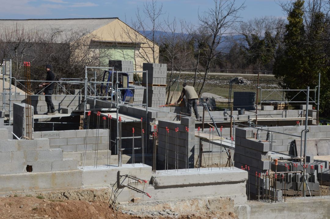 Aufgehende Wandscheiben aus Mauerwerk und Beton auf einer Baustelle